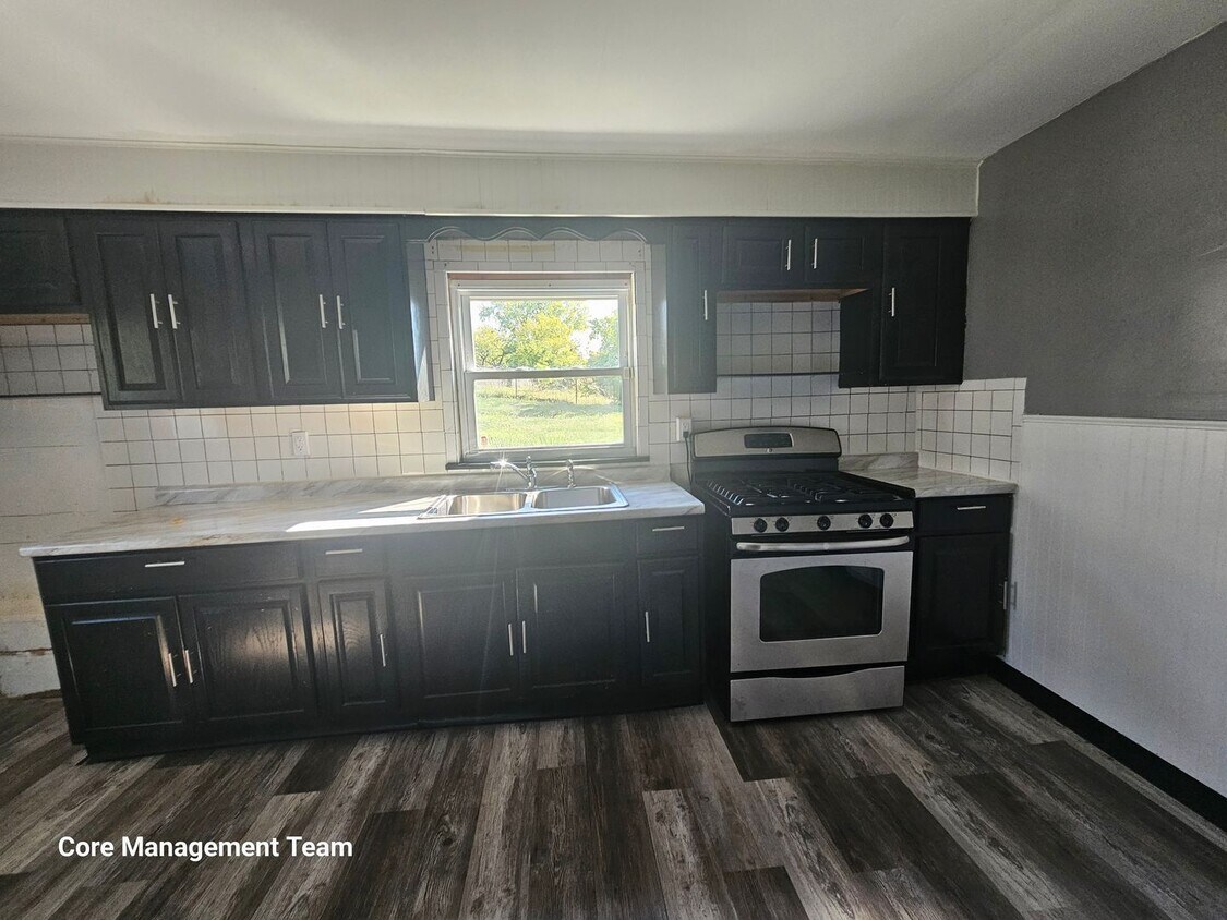 Foto principal - 2 bedroom 1 bath house for rent in West Mi...