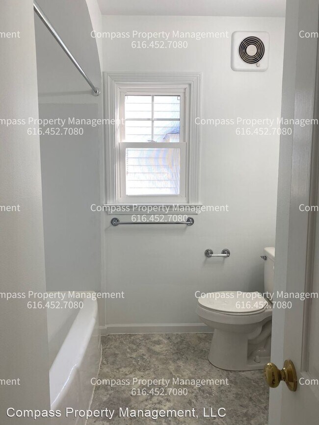 Building Photo - 3 br, 1 bath House - 2236 Foster Ave NE