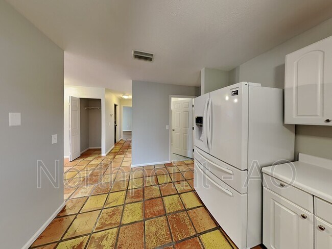 Building Photo - 5427 Kelly Dr N