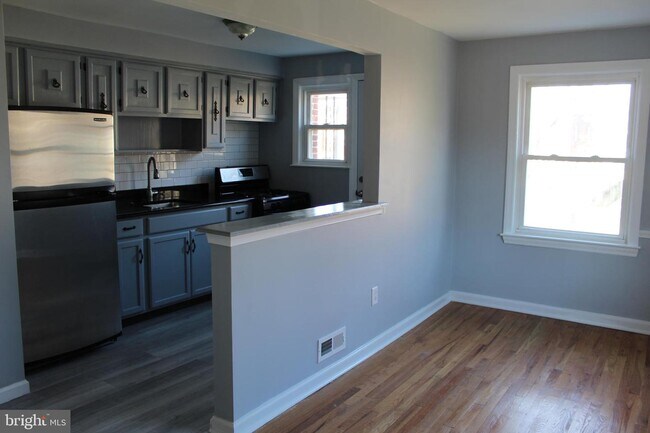Building Photo - 4814 Kenwood Ave