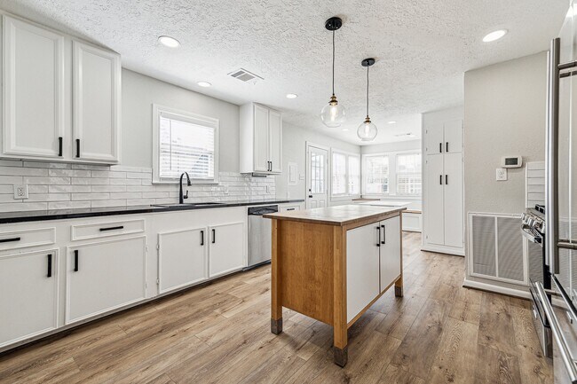 Building Photo - 801 Woodcrest Dr