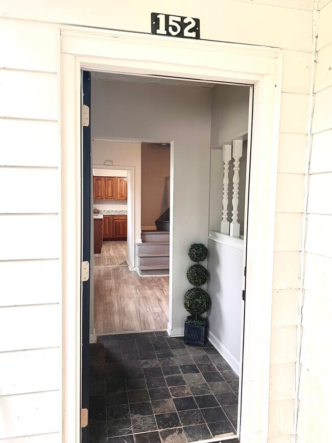 Foto del edificio - 152 Dagobert St