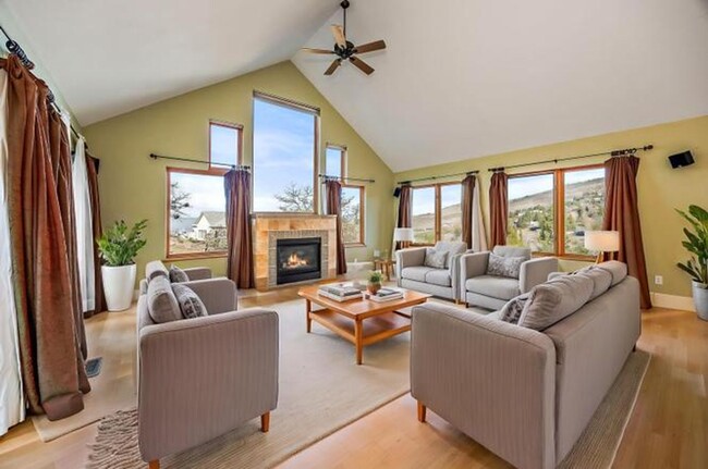 Building Photo - STUNNING 3000 sq ft HOME OFF HILLCREST RD