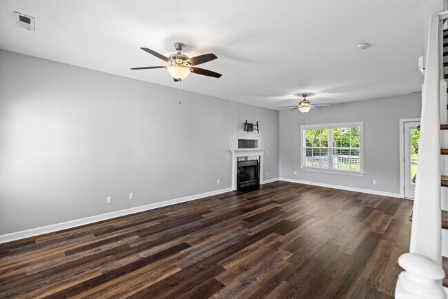 Foto del edificio - 4 Bedroom with Large Lot Available Now!