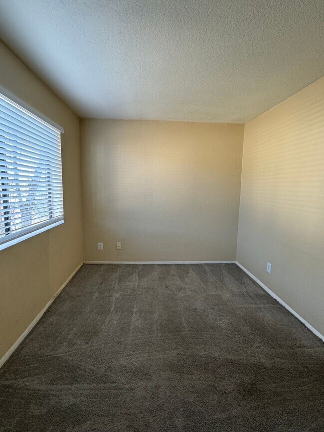 Building Photo - 2023 W Bloomfield Rd