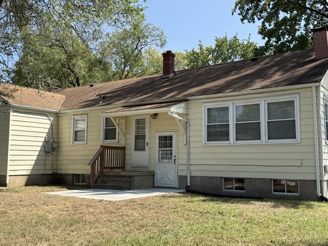 Building Photo - 1005 Hawthorn Ave