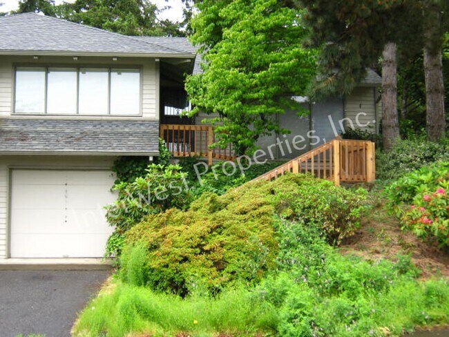 Foto del edificio - 3 BR Townhome- Wonderful Privacy Deck in Beaverton with 1 Car Garage & A/C!