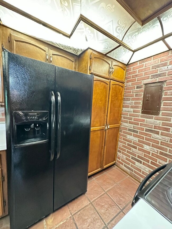 Building Photo - Long Beach 2 bed 2 bath - 2 Car Gar - Gated Community - Great Amenities!