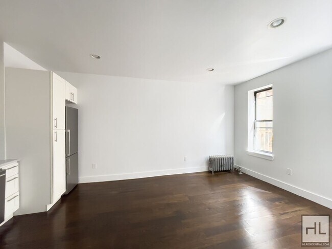 Foto del edificio - Renovated Spacious 1-Bed 1-Bath / West Cro...