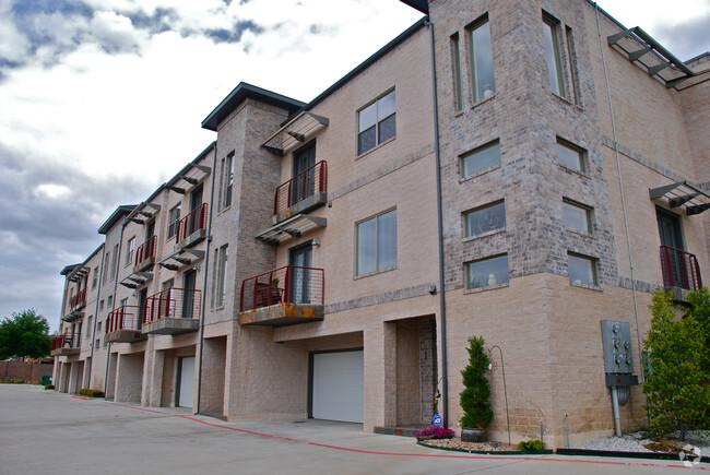 Building Photo - The Edge at Rockbrook