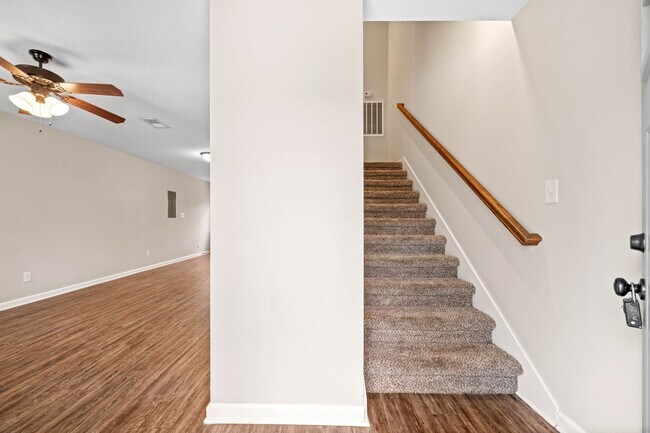 Building Photo - 1560 E Knollwood Cir