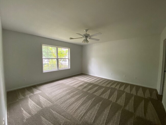 Building Photo - 606 Elm