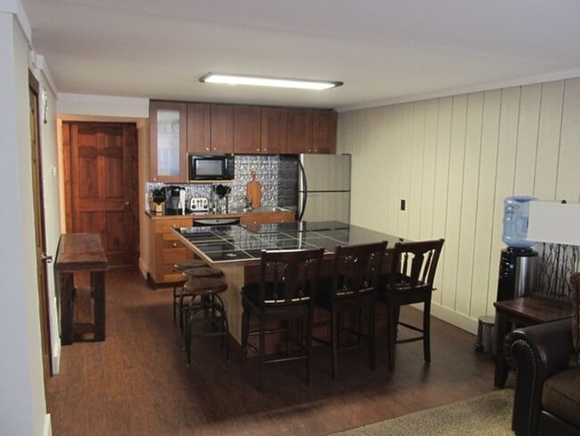 Building Photo - Fully Furnished Downtown Condo - Perfect L...