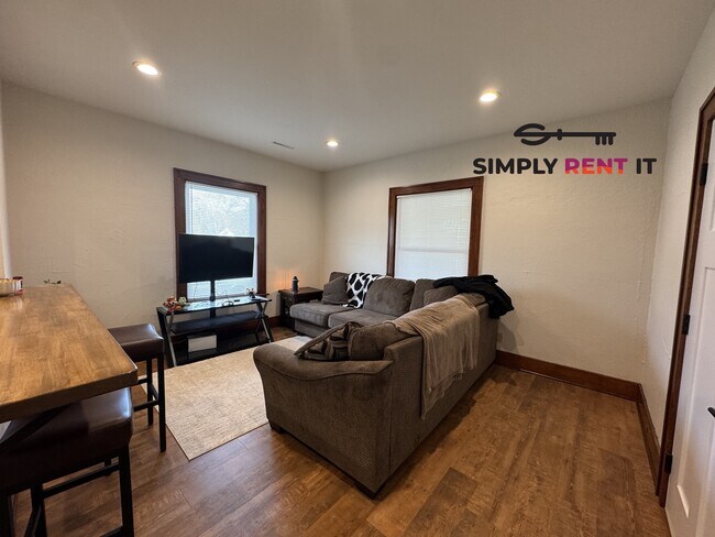 Foto del edificio - Renovated 2 Bedroom, 2 Bathroom on Campus!