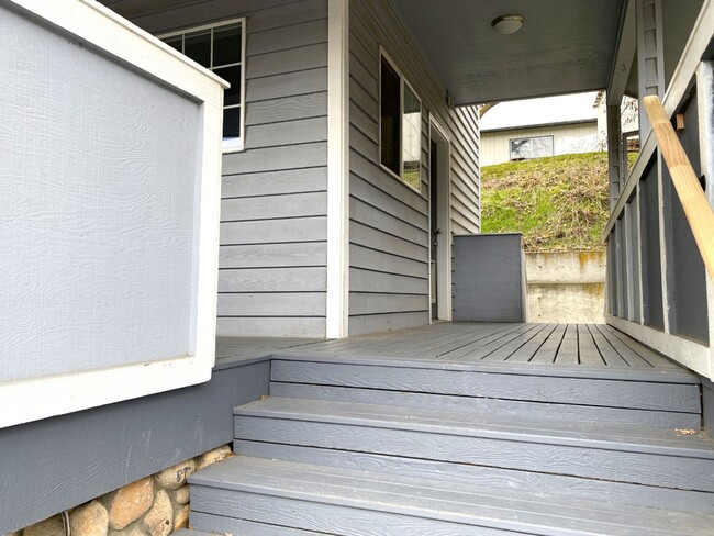 Building Photo - Quiet Duplex Overlooking the River