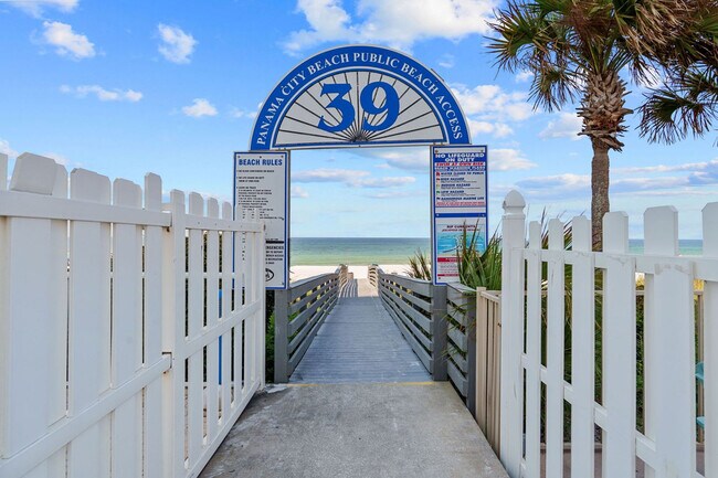 Foto del edificio - 10996 Front Beach Rd