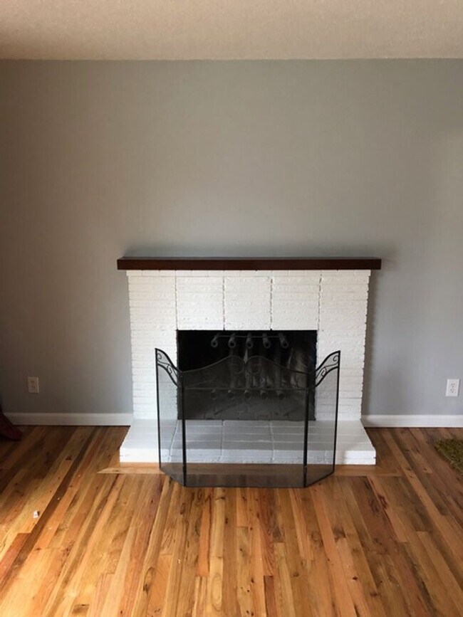 Foto del edificio - Updated 3 Bdr, 1 1/2 bath with garage and ...