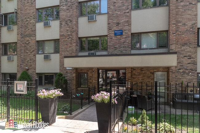 Building Photo - 628 W Wrightwood
