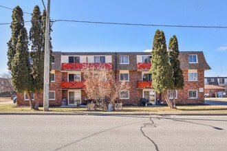 Building Photo - 1554 Queenston Rd