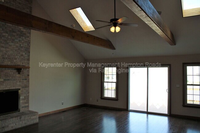 Foto del edificio - 1210 Plantation Lakes Cir