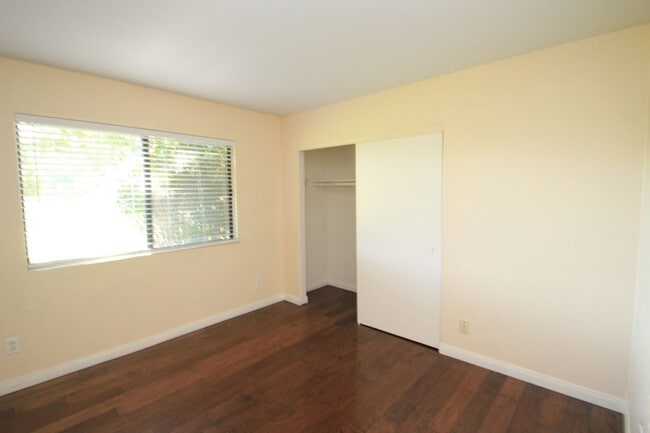 Building Photo - Charming 3-Bed, 2-Bath Single-Story Condo ...