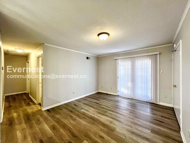 Foto del edificio - 8405 Greenbrook Pkwy