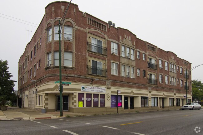 Foto principal - 5833-5845 W Division St