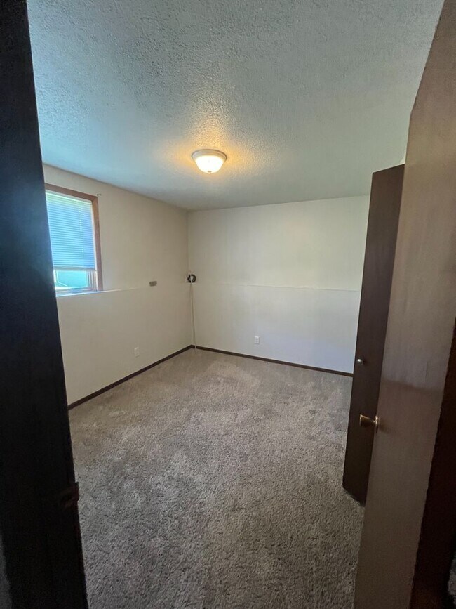 Building Photo - Two Bedroom 1 Bathroom Condo