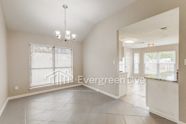 Foto del edificio - 4643 Yellowleaf Dr