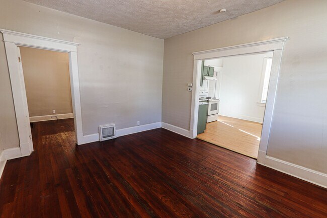 Building Photo - $500 off 1st full months rent  ***Section ...