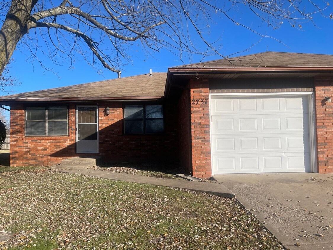 Primary Photo - Remodeled All Brick 2 bed 2 bath 1 car gar...