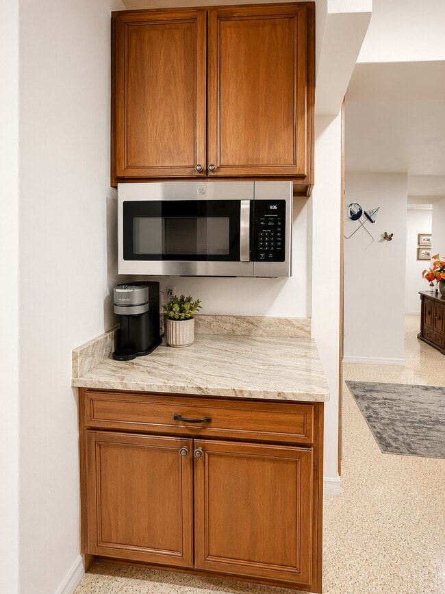Building Photo - 819 Schumann Dr
