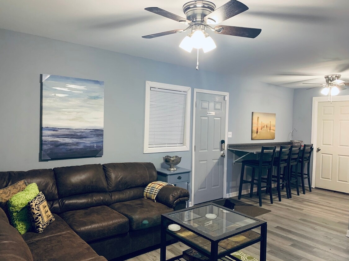 Short-term rental only. Newly renovated furnished 3 bedrooms, 1.5 bathrooms house. - 533 Hinton St