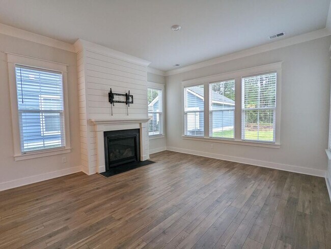 Foto del edificio - Beautiful 4 Bedroom Home Located on John's...