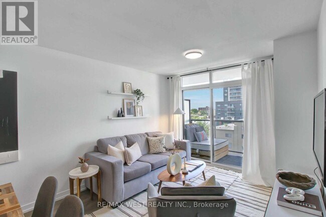 Building Photo - 816 Lansdowne Ave