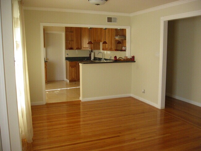 Building Photo - 1240 Baywood Ave