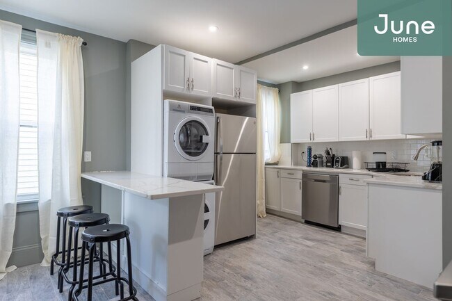 Building Photo - ROOM ONLY in 4-bed/1.0-bath Home