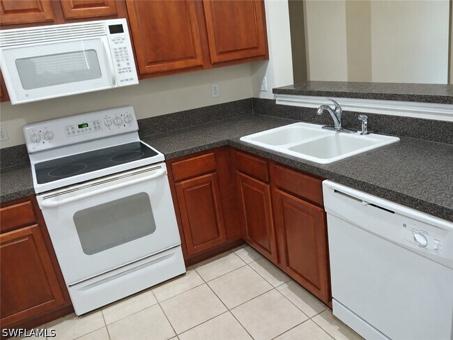 Building Photo - 8381 Village Edge Cir