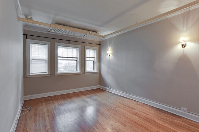 Building Photo - 4891 N Hermitage Ave