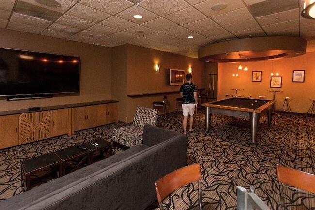 Building Photo - 550 N State St