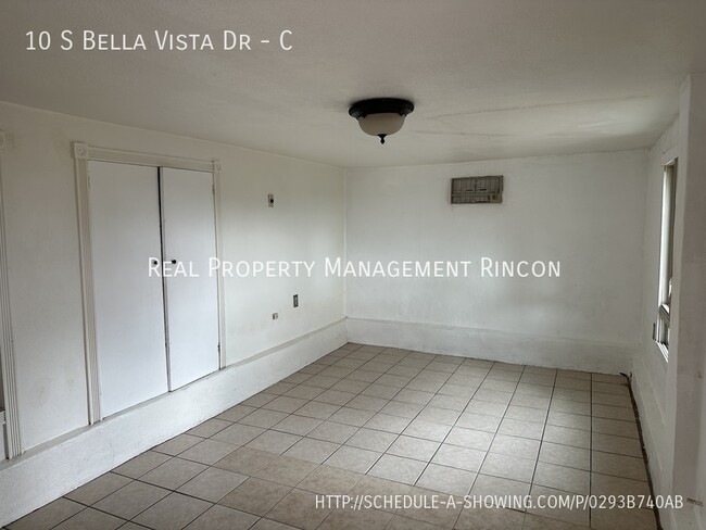 Building Photo - 2 Bedroom Mountainside Beauty!!