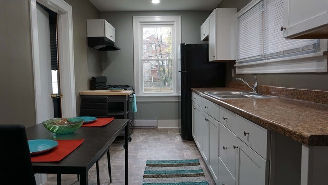 Eat-in Kitchen - 1314 16th Ave