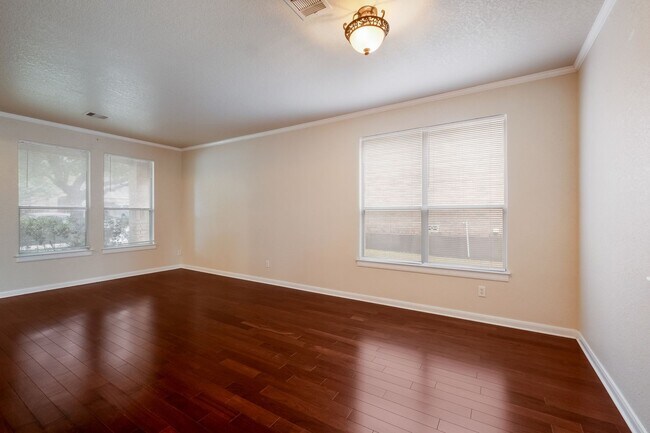 Foto del edificio - Spacious 4/2.5- Open Concept with Great Ba...