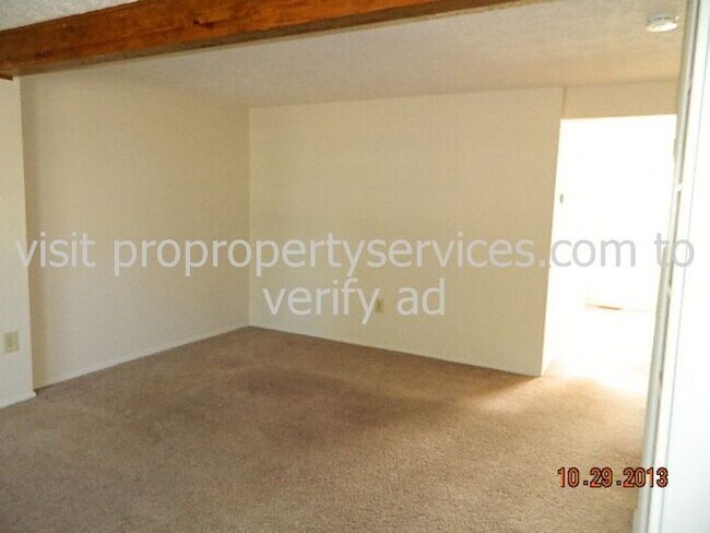 Building Photo - Near Commuter Routes, Shopping & Schools!