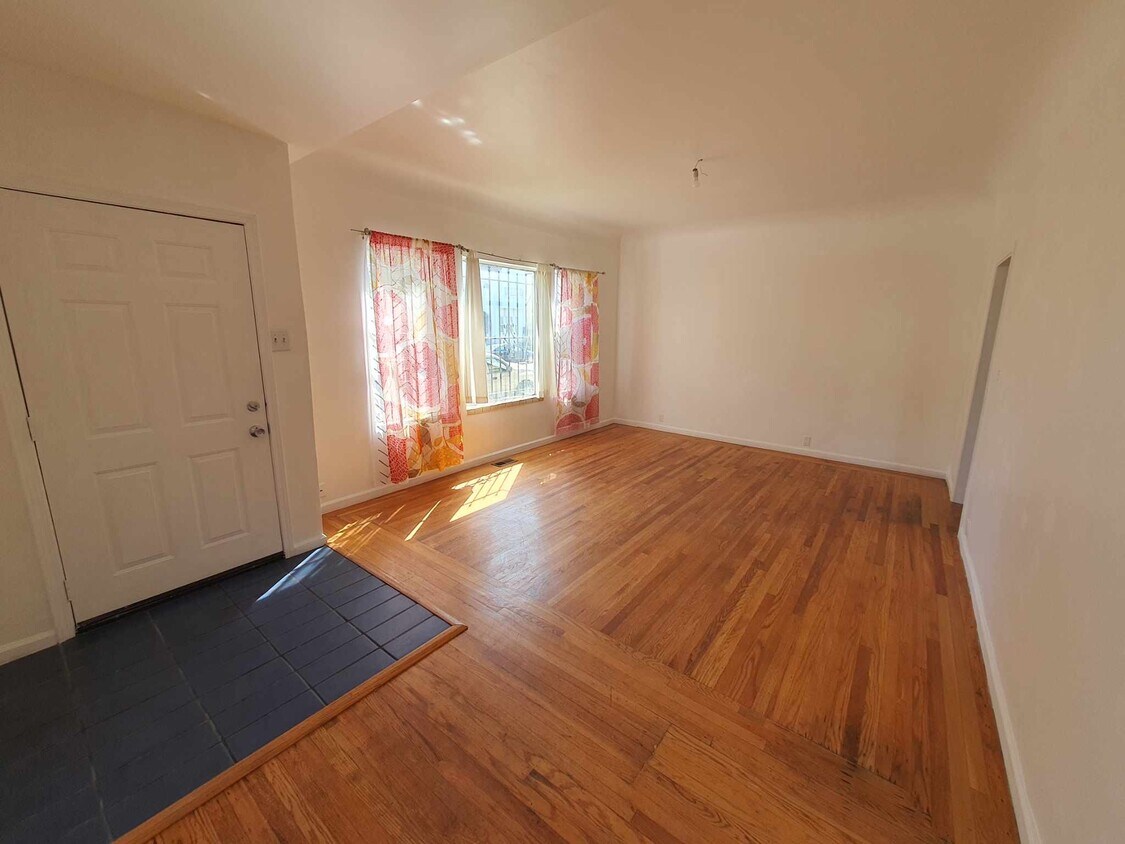 Primary Photo - 627 E 15th St