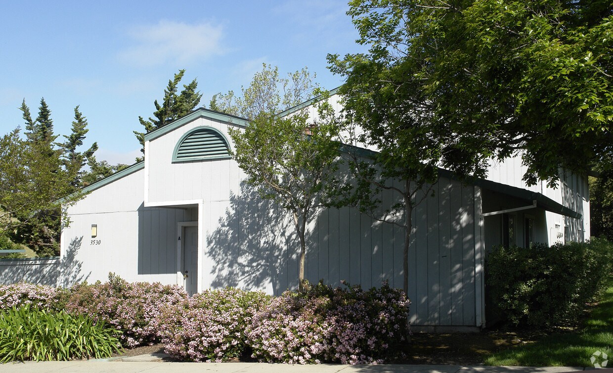 Building Photo - 3530 Silver Oaks Way