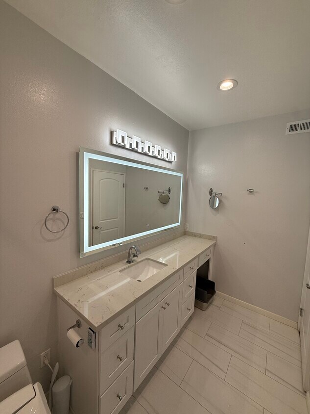 Foto principal - 19009 Sherman Way