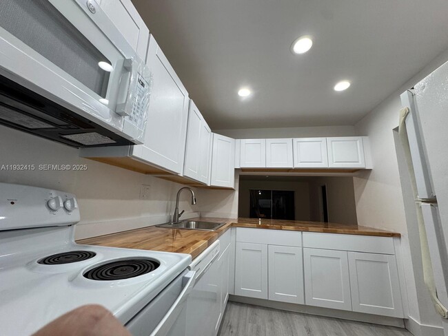 Building Photo - 8051 S Colony Cir