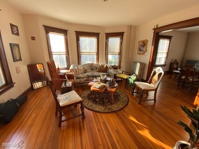 Building Photo - 3 br, 2 bath Room For Rent - 58 Brewer St