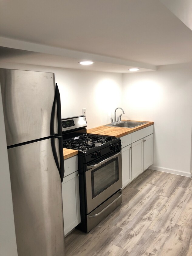 Kitchen - 3102 W Diversey Ave
